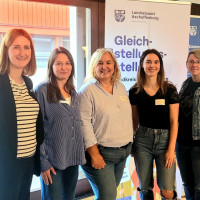 V.l.n.r. Meike Sahl, stellv. Gleichstellungsbeauftragte, Caroline Ruck, Gleichstellungsbeauftragte, Manuela und Antonia Bleuel, Tanja Staudigl