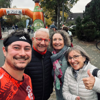 Am Sonntagmorgen zu Besuch in Kleinostheim – Manuel Michniok von der SPD Aschaffenburg. Unsere Mitglieder feuern Manuel und viele weitere Teilnehmer*innen beim Spannrit-Lauf an. (v.l.: Manuel Michniok, Hubertus Fecher, Andrea Schäfer, Rosi Bitter)